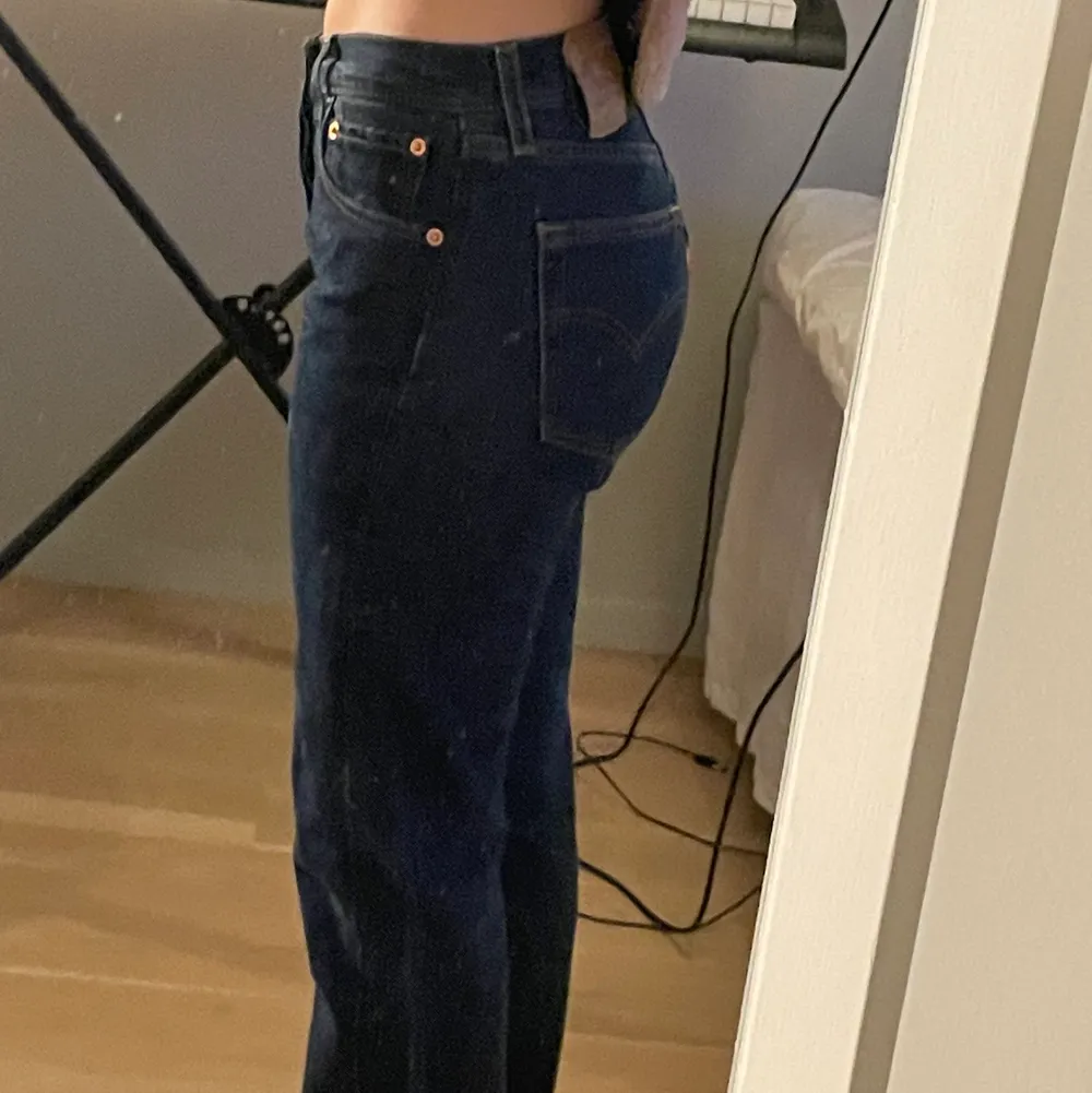 säljer dessa skitsnygga mörkblå levisjeansen i modell 501 då de inte längre kommer till användning. De sitter perfekt på mig som är 156. Köparen står för frakt❤️. Jeans & Byxor.