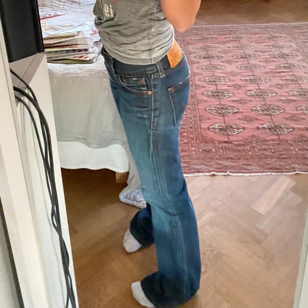 Säljer nu mina älskade långa, raka och lågmidjade vintage Levi’s jeans för att jag har för många liknande! Köpta second hand i Barcelona och i jättebra skick! Skriv privat för mer info💞  för långa för mig som är 165cm!! Bud på 550kr eller köp direkt för 650, finns kvar så länge annonsen är uppe!. Jeans & Byxor.