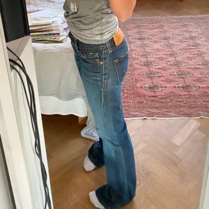 Vintage Levi’s jeans low waist - Säljer nu mina älskade långa, raka och lågmidjade vintage Levi’s jeans för att jag har för många liknande! Köpta second hand i Barcelona och i jättebra skick! Skriv privat för mer info💞  för långa för mig som är 165cm!! Bud på 550kr eller köp direkt för 650, finns kvar så länge annonsen är uppe!