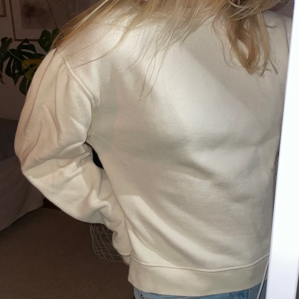 Benvit/ljus beige tröja från Zara Kids🤍 liten slits på varje sida! . Tröjor & Koftor.