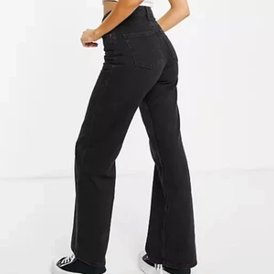 Jeans från Monki stl 24 - Jättefina svarta jeans från Monki i storlek 24. Säljer dem eftersom de blivit för små för mig🥰🥰