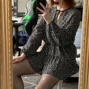 Blommig klänning  - Fin blommig klänning o runt material. Köpt på H&M. I fint skick då den är sparsamt använd! 