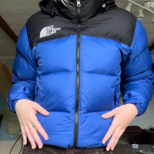 The North Face Jacka - Jackan är i st M, dam. På mig som är 174 blir den lite kort men det kan vara snyggt det med. Mycket fint skick, nästan nyskick. Nypris 2500-3000. Säljer för 1500. Fråga om ni vill ha fler bilder eller undrar något. :)) jackan har en tunn luva som går att gömma i kragen eller ta fram om det blåser.