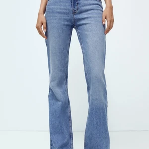 Flare Jeans Zara - Säljer dessa ursnygga flare jeans ifrån Zara! Helt oanvända med lapp kvar då jag köpte fel storlek, sitter verkligen så snyggt!! 🙌🏽 de är i st 40 men små i storleken så mer som en 36-38