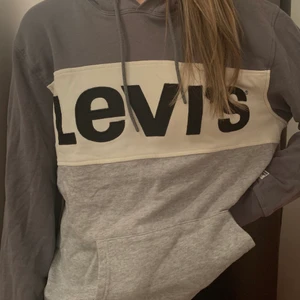 Levi’s hoodie - En grå levis hoodie. Aldrig använd. Storlek L. Nypris 849kr. Köparen står för frakten.