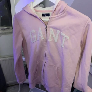 Gant hoodie - Säljer min rosa gant hoodie, super skön och fin färg🤍🤍