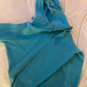 hoodie - säljer denna hoodie från bikbok i bra skick och inga skador