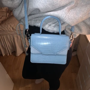 Carin Wester väska  - Gullig väska från Carin Wester. Använd 1 gång, så i väldigt bra skick. Använd runt axeln/kroppen eller som handväska💙