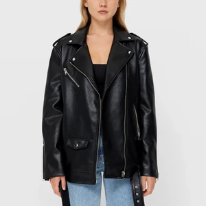 Stradivarius- Jacka i konstläder  - PERFEKTA SKINNJACKAN!! Säljer denna svinsnygga skinnjacka, perfekt till vår, höst och sommar. Älskar verkligen alla detaljer!!! Den sitter underbart då den inte är för tight men inte heller för oversized så att det blir som en påse, utan den sitter helt perfekt!! Köpt från Zalando och är helt slutsåld. Buda från 400 eller köp direkt för 600 exklusive frakt!!