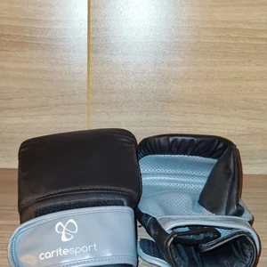 Sparr handskar  - Ett par  änkla sprr handskar för gymet  knappt använda  universal storlek  herr/dam