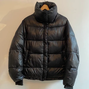Dunjacka - Svart dunjacka i kort modell med hög krage, är lite mer glasig/blank i tyget. Vilket jag älskar den för! Den är supercool, från Bikbok Stl XS men skulle säga mer S.