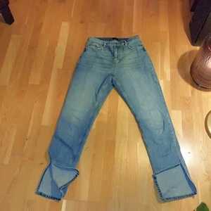 Nly jeans - Byxorna är 36or. Använda 3-5 gånger! Jag är 173 och dom passar mig perfekt i längden!💕