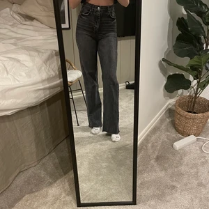 Mörkgrå raka jeans - Mörkgrå raka jeans från zara i jättebra skick. Köparen står för frakten:)