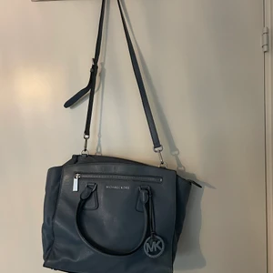 Michael kors väska - blå - Köpt 2013 i new york! Väldigt sparsamt använd och i fint skick. 