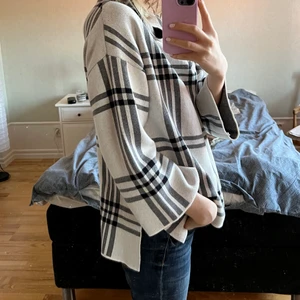 Poncho - Jätteskön Rymlig så man kan ha över en tunnare jacka, aldrig använd. 