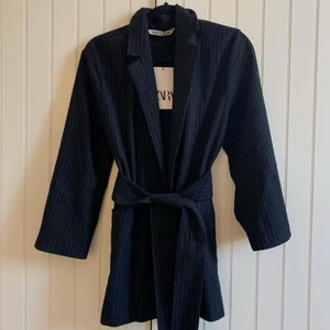 Blazer - Svart randig blazer med knyt i midjan och två fickor 🖤🖤 