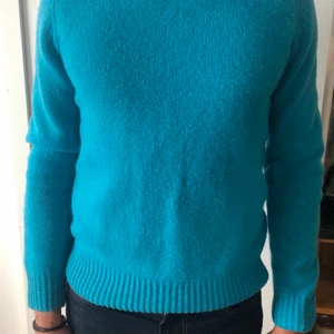 Acne Studios - Kai Turquoise strl M - Knitwear i ull från Acne Studios. Passar väldigt bra under en mörk denim-jacka.                               Nyskick. Använt endast ett fåtal gånger.                                       Säljer för att jag är pank😄.                                               Nypris 2300 kr.                                                      Storlek M. Jag är 187 och väger 79 kg.                            Övrig info: Crew neck, ribbstickad och 100% ull.