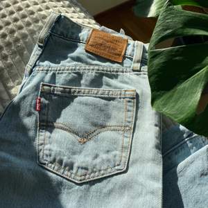 Såå fina ljusblå jeans från Levi’s i ”Ballon leg” modellen 💙 så himla sköna och knappt använda, aldrig tvättade! Köpta för 1,099:-