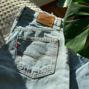 Levis Jeans - Såå fina ljusblå jeans från Levi’s i ”Ballon leg” modellen 💙 så himla sköna och knappt använda, aldrig tvättade! Köpta för 1,099:-