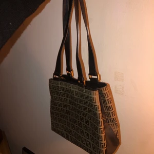 Liten handväska - Jättefin fendiliknande handväska med ung. mått 30x25 cm ❤️ Typ aldrig använt!