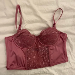 Urban outfitters korsett  - Korsett/bustier topp ifrån urban outfitters i storlek S ❤️