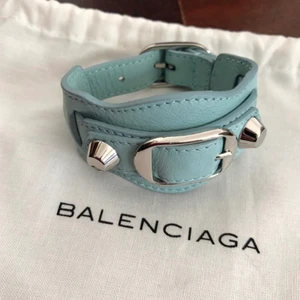Balenciaga armband  - Nästan helt nytt balenciaga armband. Endast armbandet medföljer.Super fin ljus blå färg! Skicket är som nytt. Frakt 50kr