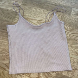 Linne - Snyggt bekvämt ribbat linne i beige färg från Lager 157. Linnet är i storlek XS/S och säljes då den inte kommer till någon användning, finns inga fel på den. Det finns två band på linnet som går över axeln. Kontakta för fler bilder/mer info. Upphämtning i Malmö samt leverans är tillgängligt, men vid leverans står köparen för frakten. 