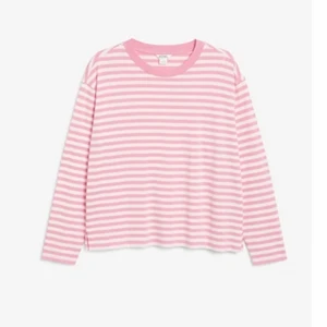 Rosa randig tröja  - Så fin och skön tröja från monki! Väldigt bra kvalite, använd Max 5 gånger💓