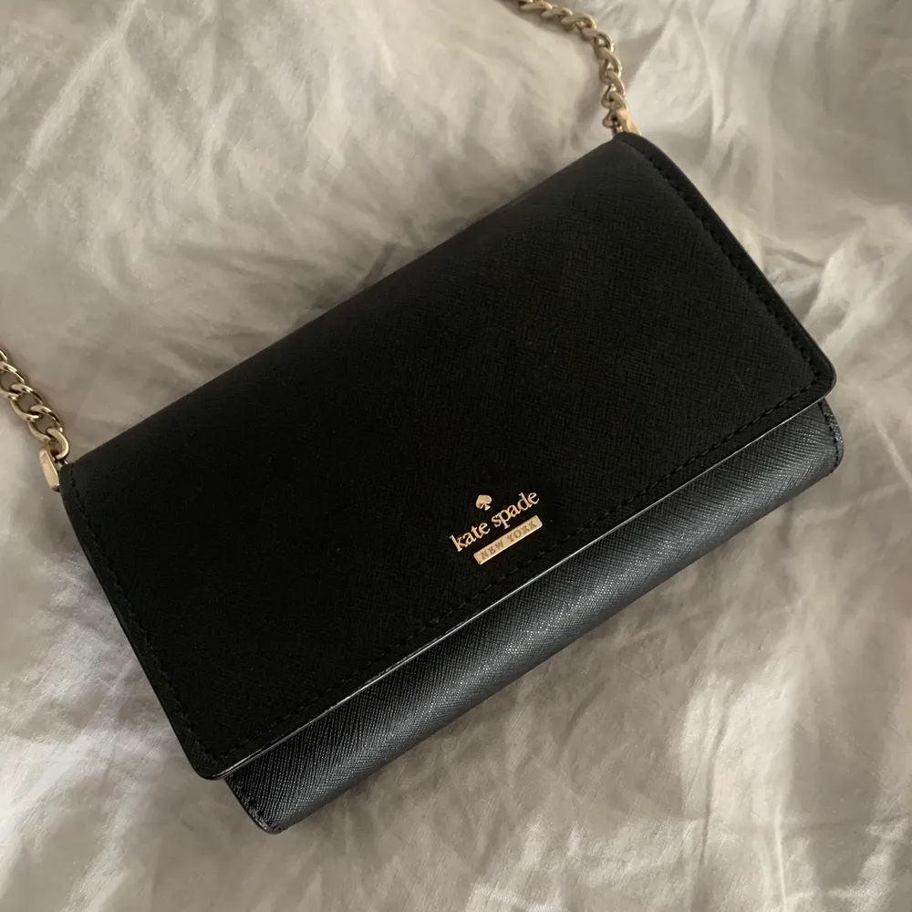 Sååå fin väska från Kate spade som köptes på nk för några år sedan för 1700kr Passar till allt!!!💕 . Väskor.