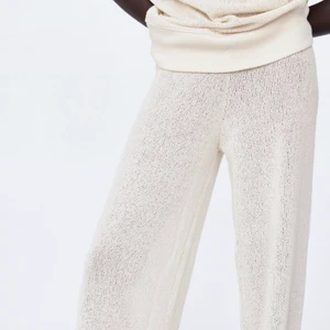 Zara byxor  - Säljer då jag ej hann lämna tillbaka, alltså helt oanvända. Brukar ha 38/40 i byxor i vanliga fall. Kan sälja dirket för bra bud.