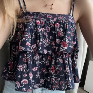 Volangtopp - Jättefint mönstrat linne med volang från zara. Köptes i somras men är lite för stor för mig och därmed helt oanvänd (endast testad). Storlek S. Budgivning om fler är intresserade.