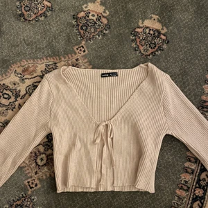 Knyt kofta - Beige knyt kofta i storlek S. Skönt material. Köparen står för frakt🤍