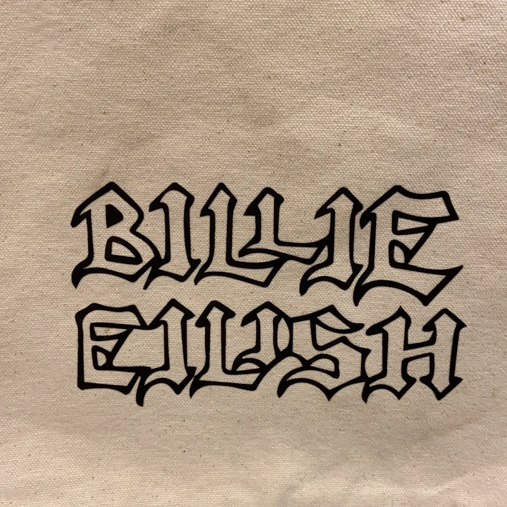 Säljer en jätte fin Billie Eilish Väska pga ingen andvändning. Den är från Billies riktiga hemsida. Den är andvänd några gånger men är annars i väldigt bra skick. Säljer för 170kr + frakt. Priset/annat kan diskuteras privat.. Väskor.