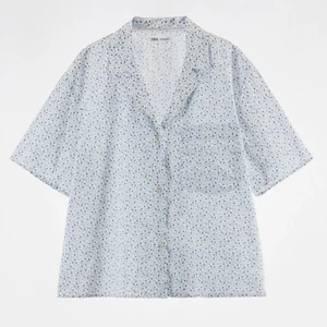 Skjorta - Blommig kortärmad skjorta. Storlek S. Nypris 399kr  Pris kan diskuteras! 