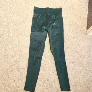 Träningsset - Seamless träningstights från ICIW (I Can I Will) i storlek Small. Färgen Jungle Green, ordinarie pris 599. Tillhörande topp i storlek Small, ordinarie pris 349. Totalt 948kr Säljer för 400kr tillsammans. (Du sparar 100kr på att köpa ihop) Annars 300 för tightsen, 200 för toppen.  Använt ett antal gånger men är otroligt bra skick!