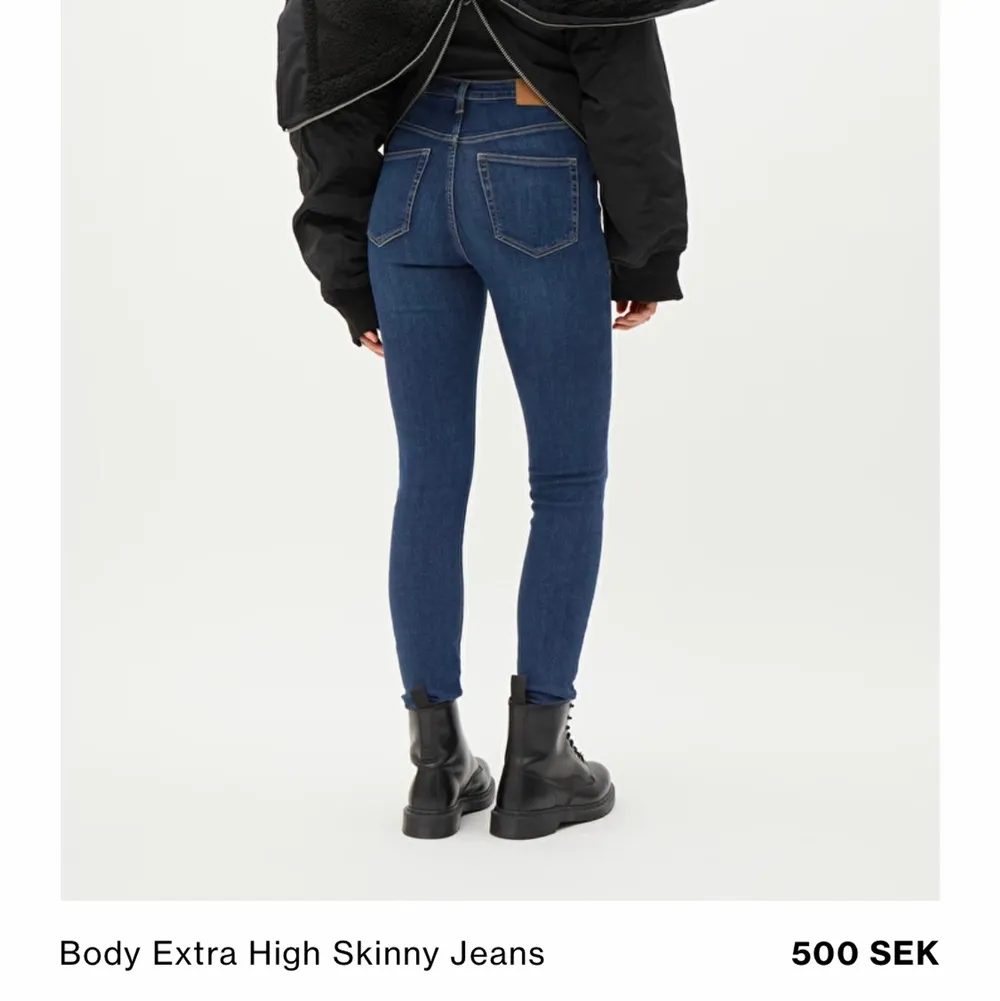 Oanvända blåa jeans från weekday. Referendums från hemsidan🤍Längden passar på mig jag är 170cm. Köparen står för frakt - spårbar🤍🤍🤍. Jeans & Byxor.