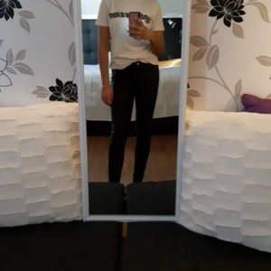 Byxor - Jättefina skinnbyxor som är lågmidjade har blivit några gånger använda men är som i nyskick 💜 Storleken är M men passar mig som har S