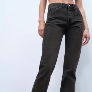 Raka jeans från zara - Suuuuper snygga populära jeans från zara med mid rise. Tyvärr för små för mig så kan ej skicka bild på hur de sitter på mig, men passar mig i längden som är 176. Liten slits på insidan😍 skriv för mer bilder