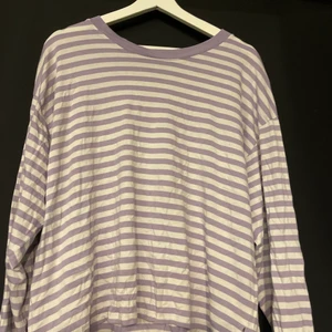 Lila randig tröja Från Monki - En lila randig tröja från monki  |   Man ser inte igenom tyget, skönt matrial   |    Orginalpris : 120kr Nypris : 90kr   |     läs bion för fler frågor