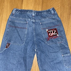 Baggy jeans  - Baggy jeans med snygga detaljer, ascoola men inte längre min stil. Sparsamt använda och inköpta på humana! Hållbart och slitstarkt material☺️ På lappen står det XL, men i midjan är det resårband så de passar allt från en S-XL :) Perfekt längd för mig som är 165cm lång💕