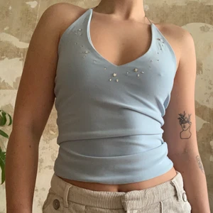 Halternecklinne  - Så fint halternecklinne. Köpt secoundhand och storleken uppskattas till XS/S. Fint skick! Buda bara om du är säker att du vill köpa🌸