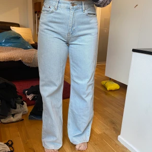 Junkyard wide legs jeans - Ganska högmidjade ljusblå jeans. Beninnerlängd 78 cm, midjans/byxlinningens mått 76 cm .  (Liten fläck mitt på höger bens yttersida – bild skickas 💗)