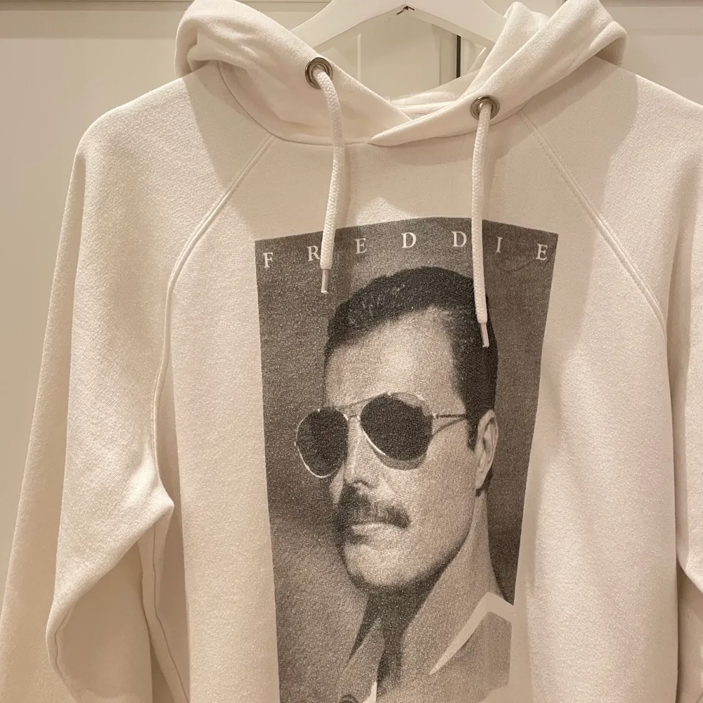 En jättefin hoodie från carlings i märket /STAY med ett coolt tryck, den kommer inte till användning längre så säljer därför vidare 💖💖. Tröjor & Koftor.