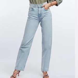 90s highwaist jeans från Gina trico - Jättefina jeans från gina tricot i storlek 36. I använt men väldigt fint skick. Köparen står för frakten. 