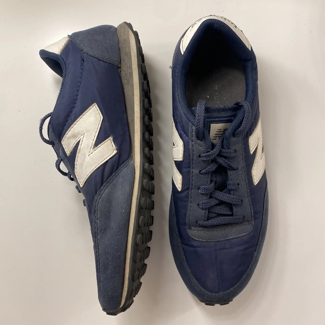 marinblå new balance 410