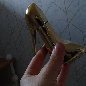 Parmfym eöler bara snygg som en detalj rummet - Vet inte vad det är för parfym men om du har en sådan sedan innan o behöver en ny så har jag en till dig. Även en snygg inrednings detalj i rummet