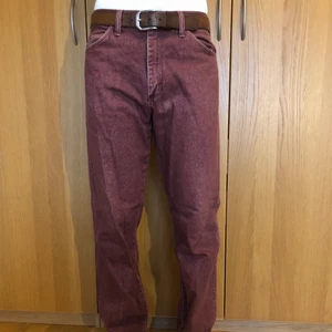 Röda Wrangler Jeans - Straight fit.