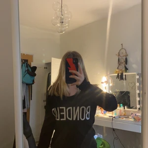 Bondelid långärmad svart tröja - Bra skick, sitter väldigt fint på, tycker den är jätte fin bara att den är lite stor på mig💕💕