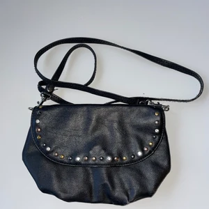 Liten axelremsväska  - En axelväska med långt band.