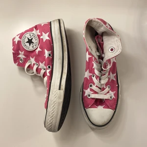 rosa converse med stjärnor  - JÄTTESÖTA converse all star med stjärnor på. fett bitter över att dom inte passar mig, hade blivit sommarfavoriten ⭐️ 💖 🧚‍♀️ annat än sulans färg är dom helt som nya! står ingen storlek i dom, måtten ser ni på bild 2, 24CM motsvarar storlek 36